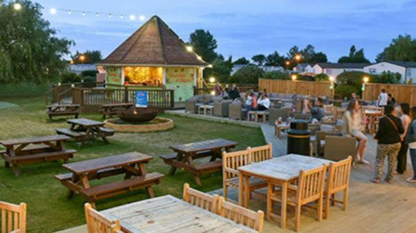 Gold Standard Caravan On South View Park Hotel Skegness Exterior photo